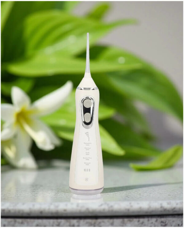Détails luméor jet dentaire hydropulseur lyraX Pro, vue face fond fleurs